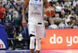 天博平台官网-字母哥回归赛场，惊险取胜首场状态亮眼，SKT观众沸腾！